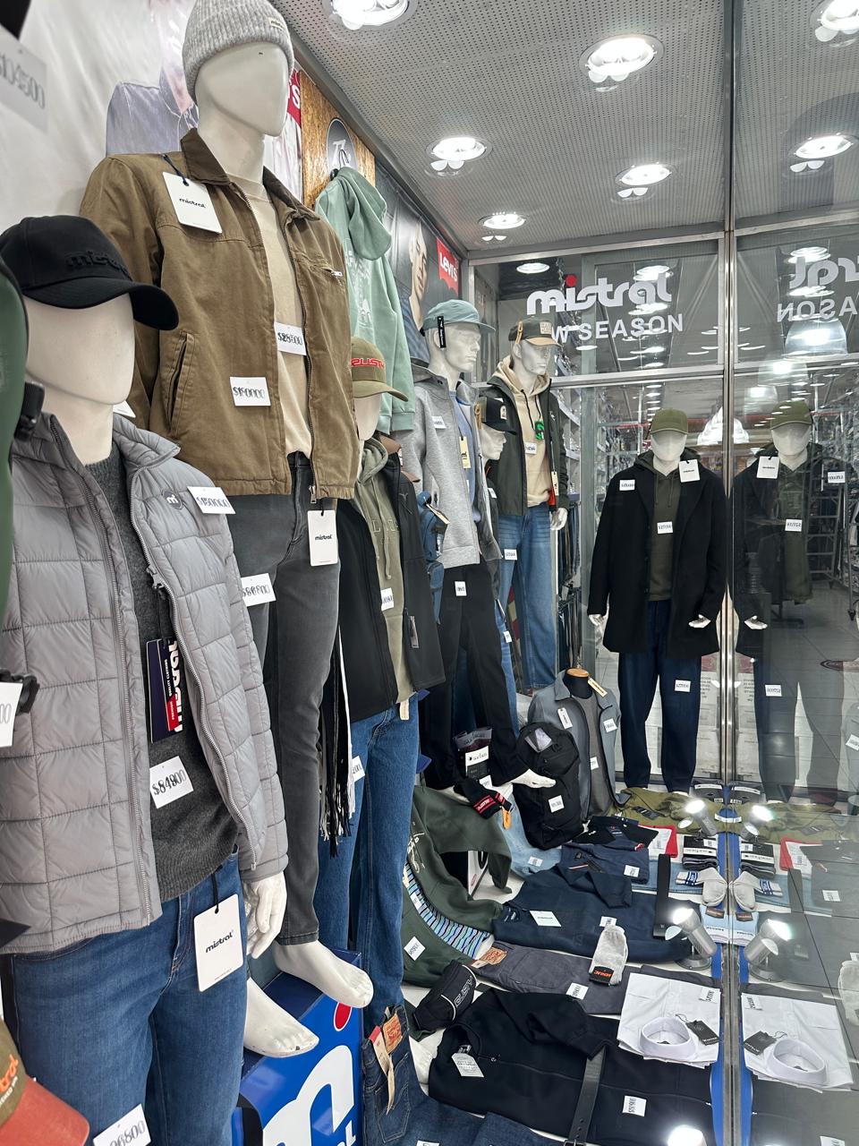 Vidriera con jeans y camperas Mistral en Salinas JRS